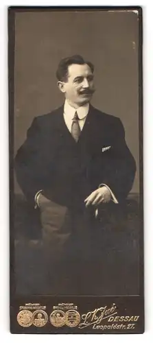 Fotografie L. K. Jué, Dessau, Portrait eleganter Herr in mit Krawatte und Schnauzbart