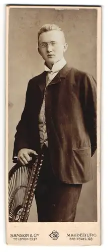 Fotografie Samson & Co., Magdeburg, Portrait junger Mann in modischer Kleidung mit Zwicker