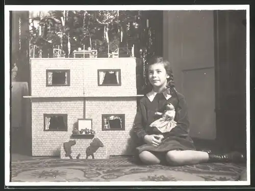 Fotografie Weihnachten 1929, Mädchen mit Puppe nebst Puppenhaus - Puppenstube