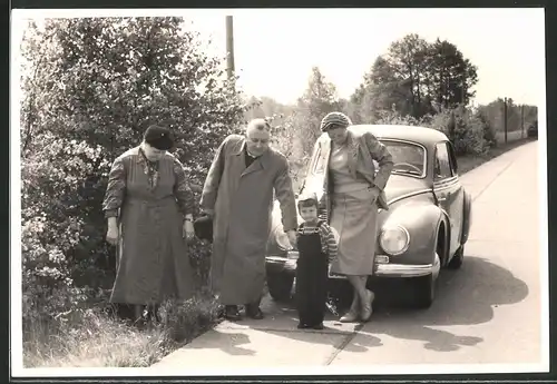 Fotografie Auto IFA F9, Familie während einer Sonntagsfahrt