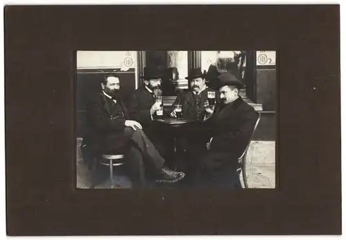 Fotografie Gesellige Herrenrunde im Gasthaus bei einem Glas Schwarzbier