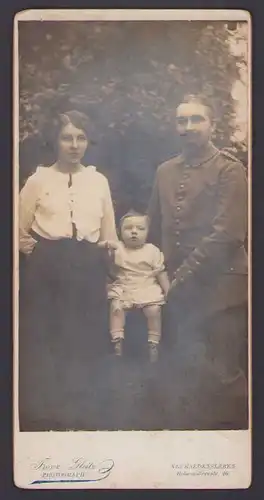 Fotografie Franz Gleitz, Neuhaldensleben, Soldat in Uniform nebst hübscher Gattin und Baby