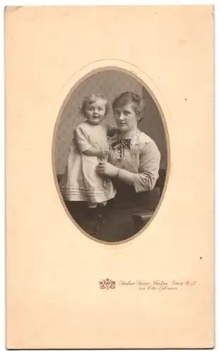 Fotografie Heinrich Festge, Gera R.i.L., junge Mutter mit Tochter im Foto-Atelier