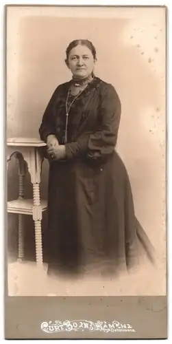 Fotografie Curt Born, Kamenz, Hausfrau mit Halskette im schwarzen Kleid
