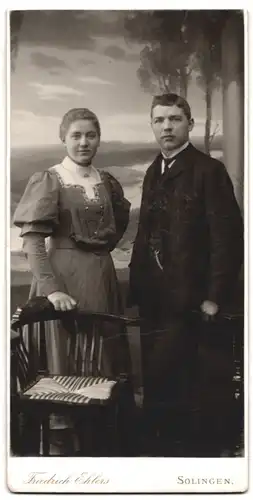 Fotografie Friedrich Ehlers, Solingen, junges Paar vor Landschaftskulisse beim Fotograf