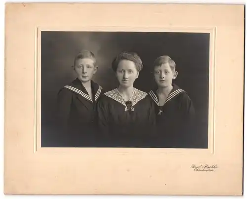 Fotografie Paul Peschke, Obernkirchen, Mutter nebst Söhnen in Marineuniform