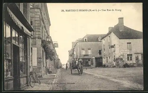 AK Martigné-Briand, Une Rue du Bourg