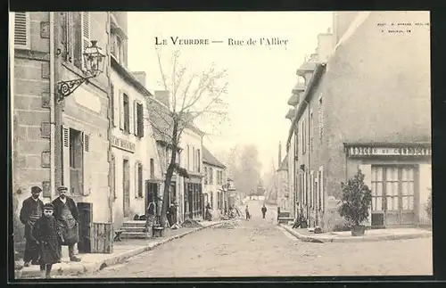 AK Le Veurdre, Rue de l'Allier