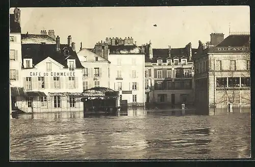 Foto-AK Meaux, Inondations / Hochwasser 1910, Überschwemmte Häuser am Cafe du Commerce