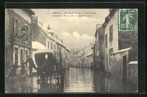 AK Meaux, Inondation 1910, Rue de la Justice, Un Sauvetage, Strassenpartie bei Hochwasser