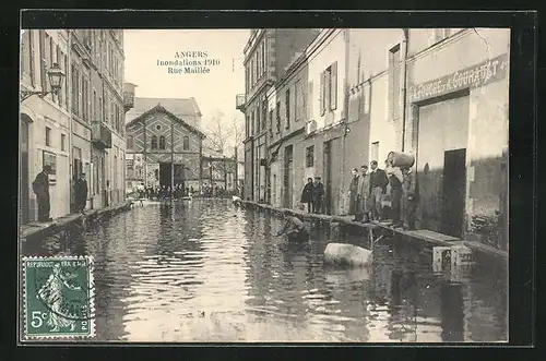 AK Angers, Inondations 1910, Rue Maillée, Strassenpartie bei Hochwasser