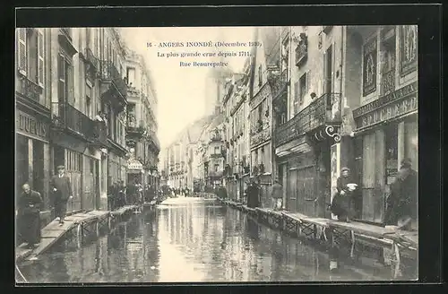 AK Angers, Inondations 1910, Rue Beaurepaire, Strassenpartie bei Hochwasser