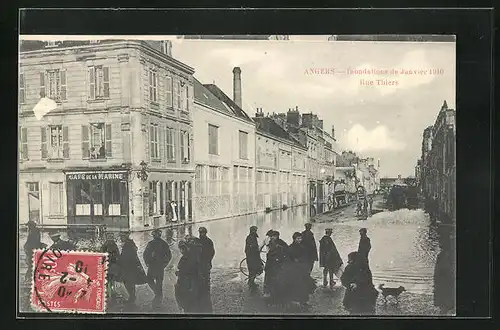 AK Angers, Inondations 1910, Rue Thiers, Strassenpartie bei Hochwasser
