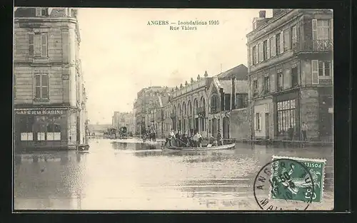 AK Angers, Inondations 1910, Rue Thiers, Strassenpartie