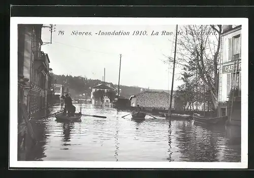 AK Sévres, Inondation 1910, La rue de Vaugirard, Strassenpartie bei Hochwasser