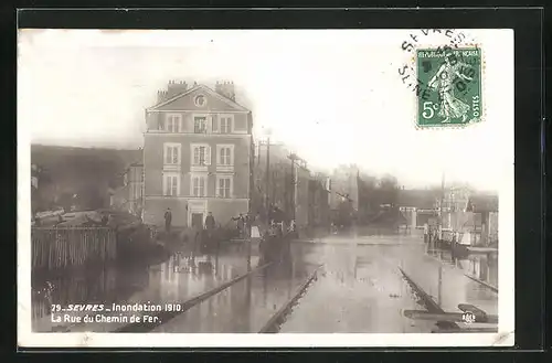 AK Sèvres, Inondation 1910 - La Rue du Chemin de Fer, Hochwasser