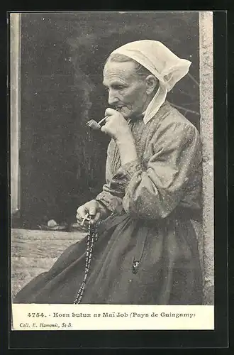 AK Alte französische Bäuerin beim Rauchen ihrer Pfeife