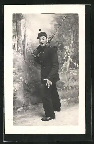 Foto-AK Fröhlicher französischer Soldat in Uniform vor Studiokulisse