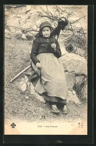 AK Type d`Auvergne, Une Fileuse, Spinnerin, Spinnrad