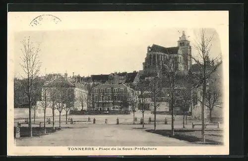 AK Tonnerre, Vue et Place de la sous Prefecture