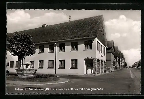 AK Frohnhausen /Dillkreis, Neues Rathaus mit Springbrunnen