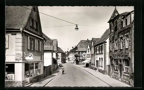 AK Herxheim bei Landau /Pfalz, Obere Hauptstrasse mit Raiffeisenbank und Apotheke