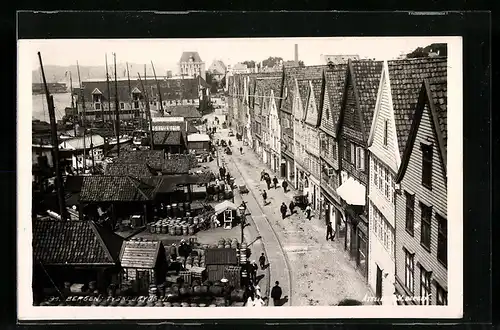 AK Bergen, Tyskebryggen, Schiffe im Hafen, Häuser an der Uferpromenade