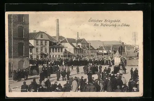 AK Libau, Passanten auf dem Hafenplatz