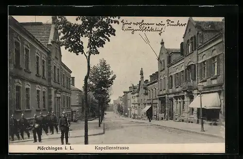 AK Mörchingen i. L, Kapellenstrasse mit Soldaten