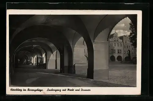 AK Hirschberg im Riesengebirge, Laubengang mit Markt und Brunnen