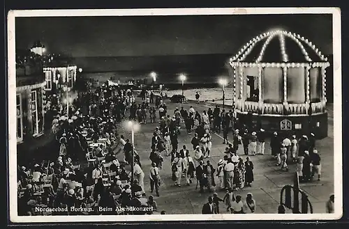AK Borkum, Urlauber beim Abendkonzert mit beleuchtetem Pavillon