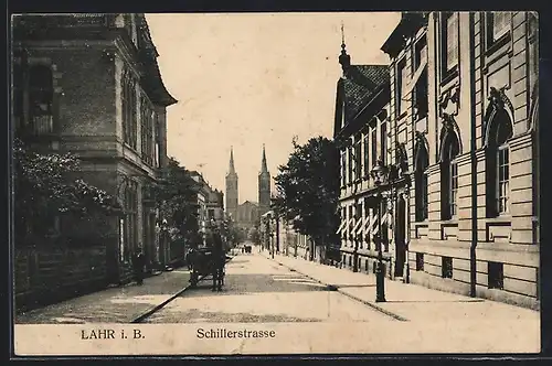AK Lahr i. B., Schillerstrassse mit Fuhrwerk und Kirche