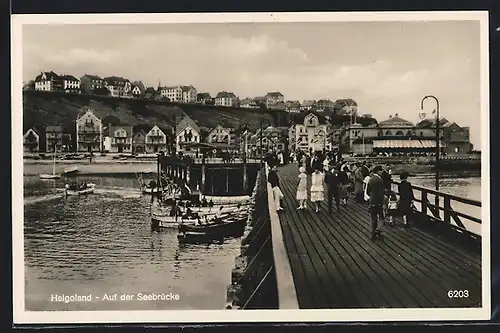 AK Helgoland, Passanten auf der Seebrücke