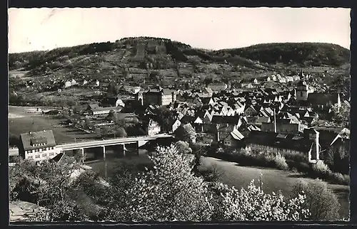AK Künzelsau in Württ., Generalansicht mit der Brücke in den Ort