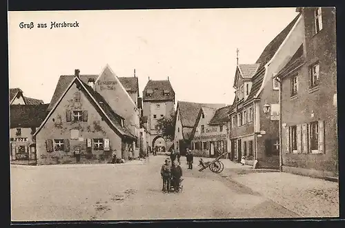 AK Hersbruck, Ortsansicht mit Torbogen und Kindern mit Leiterwagen