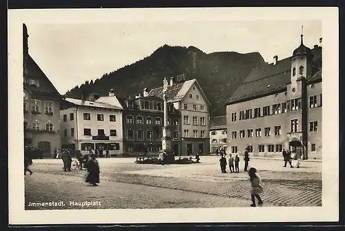 AK Immenstadt, Hauptplatz mit Säulendenkmal und Passanten