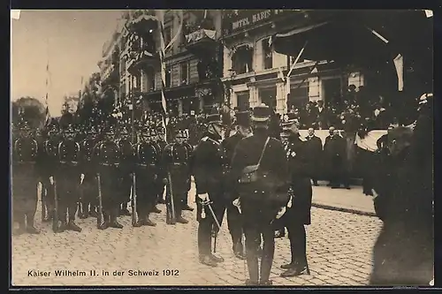 AK Besuch Kaiser Wilhelm II. in der Schweiz 1912, Kaiser im Gespräch, vor Soldaten und Publikum