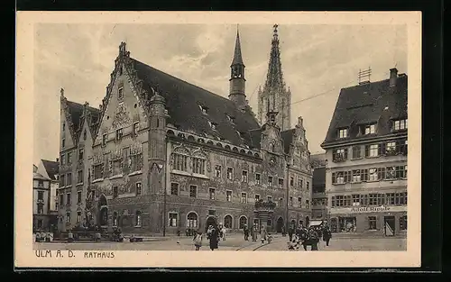 AK Ulm a. d. Donau, Passanten am Rathaus