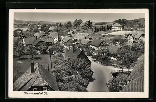 AK Obercunnersdorf /OL., Ortsansicht mit Strassenpartie aus der Vogelschau