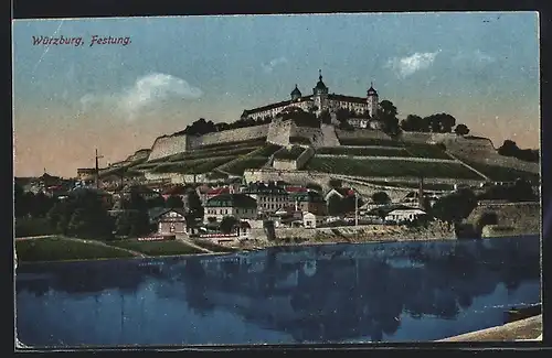 AK Würzburg, Blick vom Flussufer auf die Festung