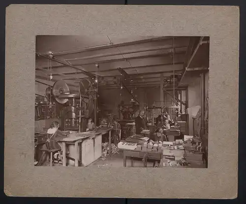 Fotografie unbekannter Fotograf und Ort, Blick in eine Kartonagen Fabrik, Arbeiterinnen, Stanzmaschine, Werksleiter