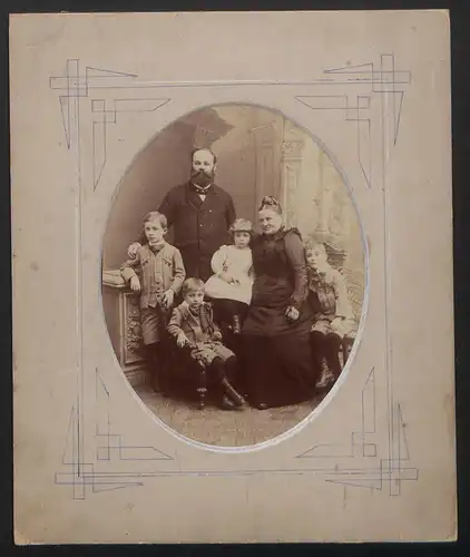 Fotografie unbekannter Fotograf und Ort, Mutter und Vater mit ihren vier Kindern, Knaben in Gründerzeit Kleidung