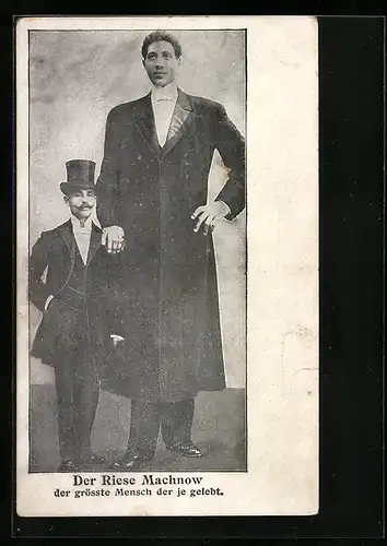 AK Riese Machnow neben durchschnittlich grossen Mann