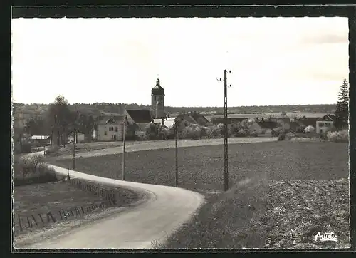 AK Bazarnes, Le Village vu de la route de Cravant