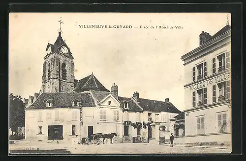 AK Villeneuve-la-Guyard, Place de l`Hôtel-de-Ville