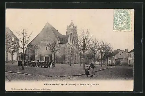 AK Villeneuve-la-Guyard, Place des Ecoles
