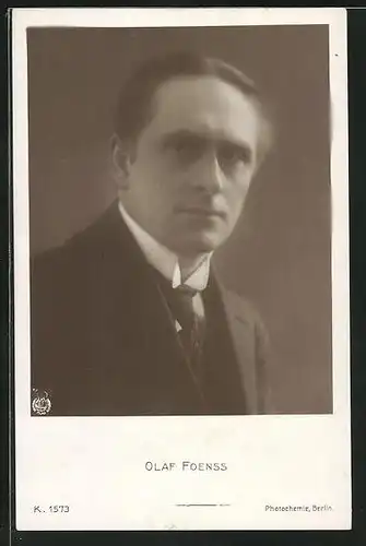 AK Schauspieler Olaf Foenss im Anzug blickt ernst