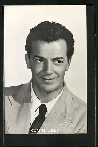 AK Schauspieler Cornel Wilde mit neugierigem Blick