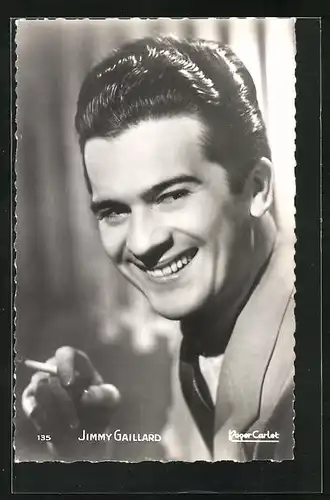 AK Schauspieler Jimmy Gaillard raucht eine Zigarette