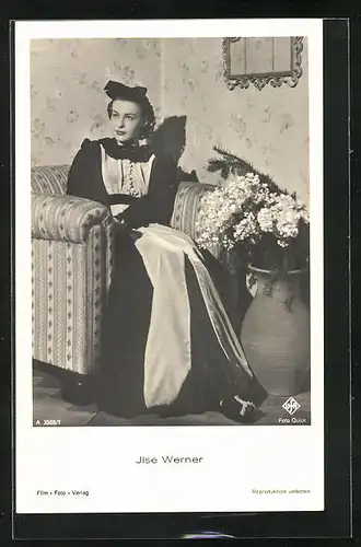 AK Schauspielerin Ilse Werner sitzt auf einem Sessel